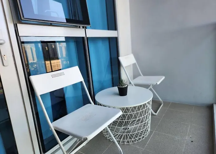 Bgc Spacious 1br Uptown Parksuites With Balcony View 300 Mbps Wifi *