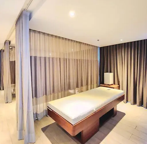 Bgc Spacious 1br Uptown Parksuites With Balcony View 300 Mbps Wifi Apartment *